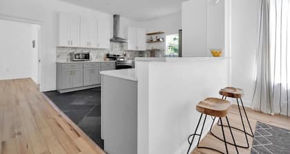 Farmhouse Stunner - 5 min drive to TIAA Bnk Field!