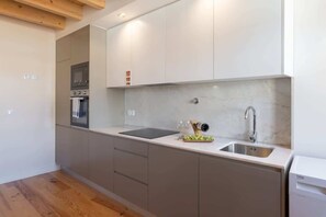 Fridge, microwave, oven, stovetop - Lovely Duplex Flat by HostWise (Porto)