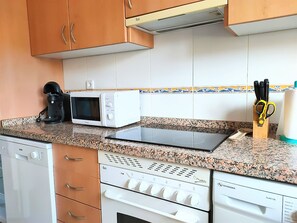 電冰箱、微波爐、烤箱、爐台