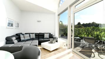 Fernseher, DVD-Player, Bücher, Musikbibliothek