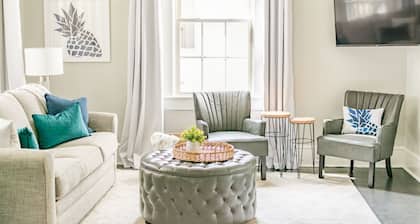 Pineapple House: Historic. Southern Charm. Walk Downtown.