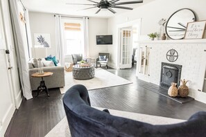 Smart TV, fireplace