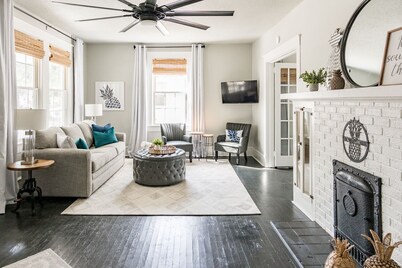 Pineapple House: Historic. Southern Charm. Walk Downtown.