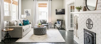 Pineapple House: Historic. Southern Charm. Walk Downtown.