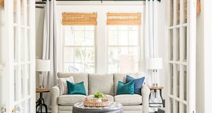 Pineapple House: Historic. Southern Charm. Walk Downtown.