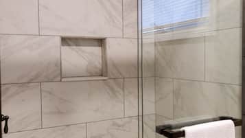 Ensemble douche/baignoire, sèche-cheveux, serviettes fournies, savon