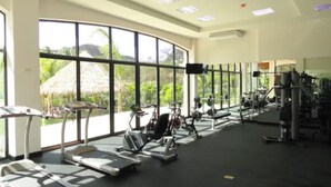 Ein Fitnessstudio mit Laufbändern, Ergometer und Krafttrainingsgeräten.