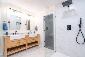 Hair dryer - 431 Jasmine · ⥼The Luxe⥽ Alluring 4600 SQ FEET 6 Bed 4 Bath Home (Madison)