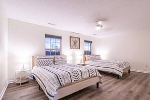 6 bedrooms, desk, iron/ironing board, WiFi