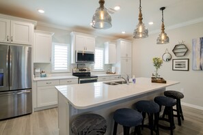 冷蔵庫、電子レンジ、オーブン、コンロ