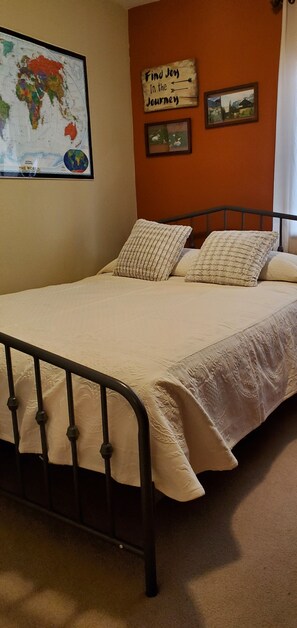 4 bedrooms, iron/ironing board, WiFi, bed sheets