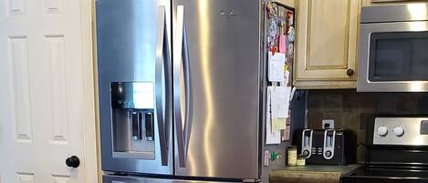 Frigorífico, microondas, horno y placa de cocina