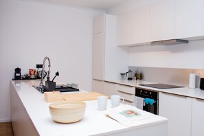 Een koelkast, een microgolfoven, een oven, een kookplaat