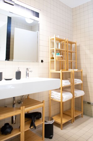 Baignoire, sèche-cheveux, serviettes fournies, savon