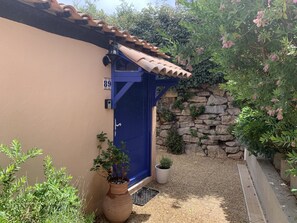 المنطقة المحيطة بالمنشأة