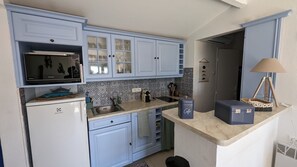 Fridge, microwave, oven, stovetop - Charming Petit Mazet sea view La Croix Valmer Gigaro near St Tropez (La Croix-Valmer)