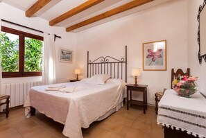 2 slaapkamers, geluiddichte muren, een strijkplank/strijkijzer