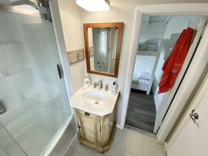 Badewanne, Haartrockner, Handtücher
