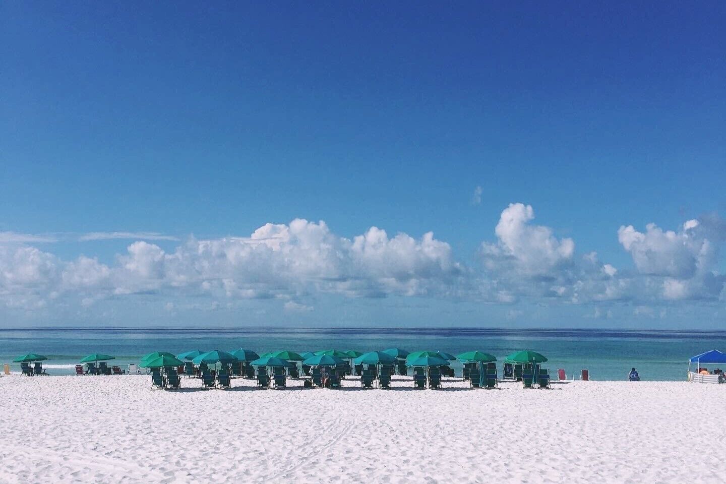 بالقرب من الشاطئ، كراسي للتشمس، مناشف للشاطئ