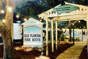 En skylt för restaurangen Old Florida Fish House, med en logotyp formad som en fisk.