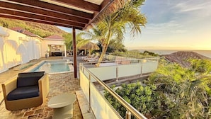 A rooftop pool area with lounge chairs, a small pool, and a view of the ocean. - Villa Zen – Sea View Villa with Pool & Jacuzzi (Cul-de-Sac)