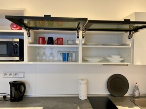 Réfrigérateur, micro-ondes, lave-vaisselle, bouilloire électrique