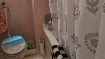 Combined shower/tub, towels, toilet paper