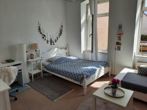 Helles gemütliches Zimmer in 2 er WG. Zentrumsnah.