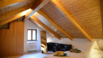 2 camere, una scrivania, insonorizzazione, ferro/asse da stiro