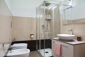 Dusche, Haartrockner, Bademäntel, Hausschuhe