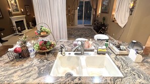 وحدات دش مع أحواض استحمام، مجففات شعر، مناشف، شامبو