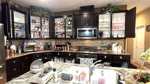 Frigorifero, microonde, lavastoviglie, macchina per tè/caffè