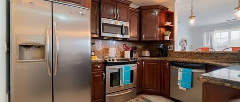 Réfrigérateur, four à micro-ondes, un four, surface de cuisson