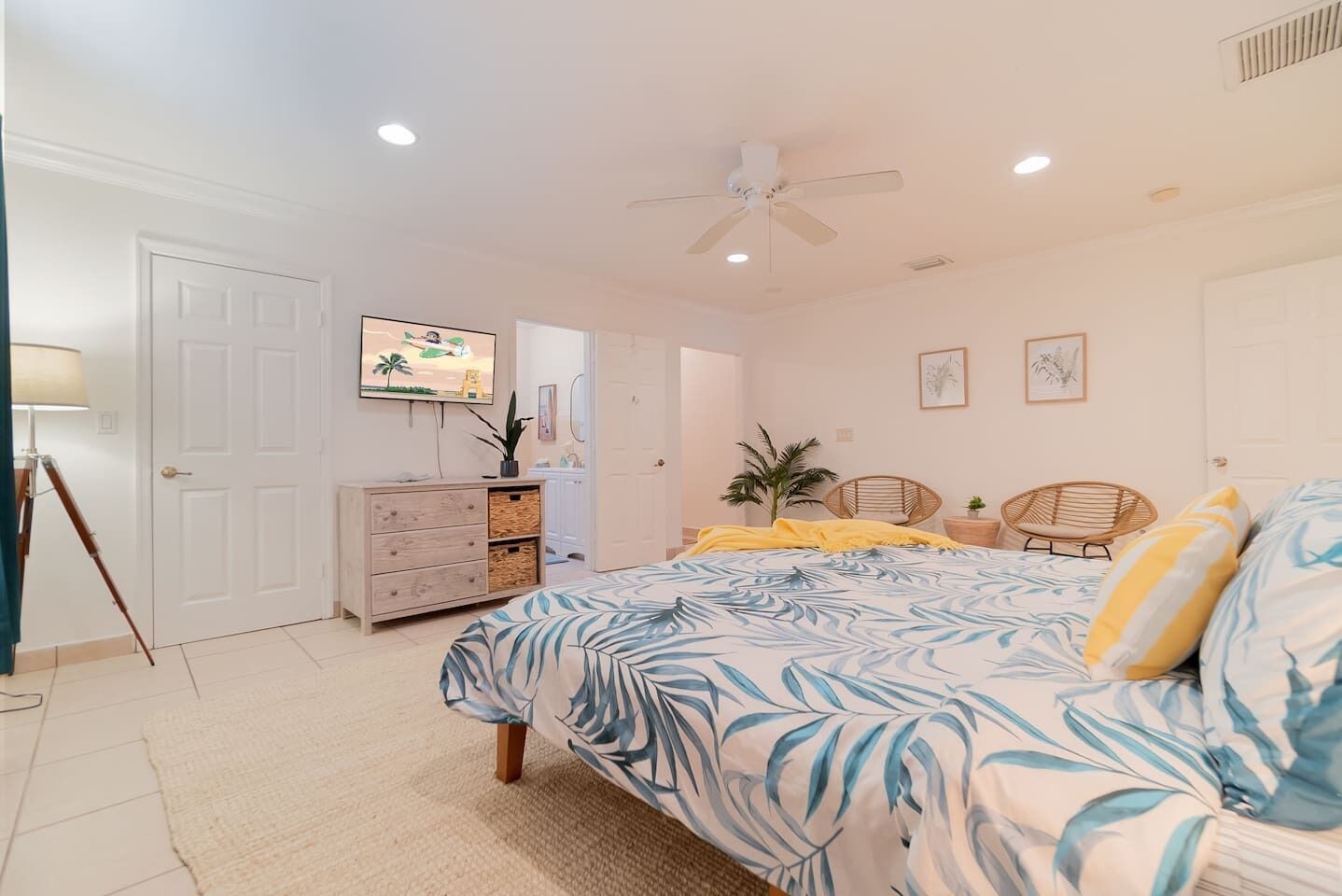 6 habitaciones, escritorio y tabla de planchar con plancha 