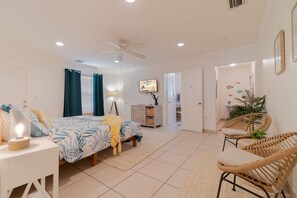 6 Schlafzimmer, Schreibtisch, Bügeleisen/Bügelbrett, Reisekinderbett