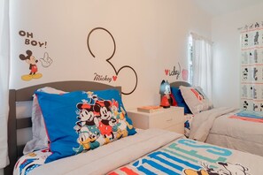 6 bedrooms, desk, iron/ironing board, travel cot
