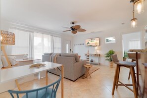 Smart-TV, Kamin, Videospiele, Bücher