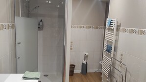 Dusche, Haartrockner, Handtücher, Seife