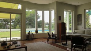 Smart TV, lareira, mesa de pingue-pongue, aparelho de som