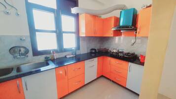 Fridge, stovetop, electric kettle, blender