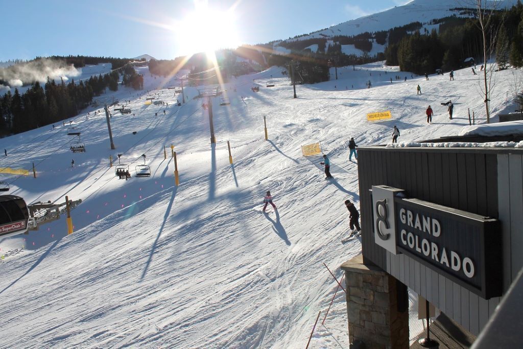 Een piste met een bord voor Grand Colorado.