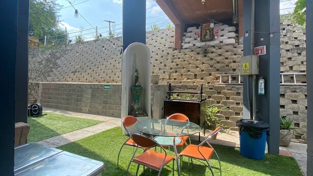 Vista frontal de la propiedad