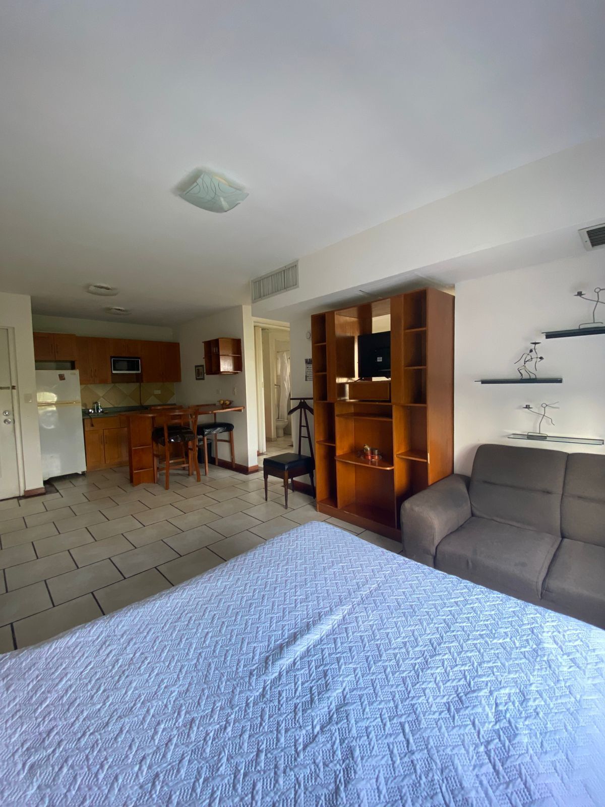 Departamento tradicional | Muebles diferentes, espacio para trabajar con laptop y ropa de cama 