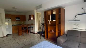 Departamento tradicional | Muebles diferentes, espacio para trabajar con laptop y ropa de cama