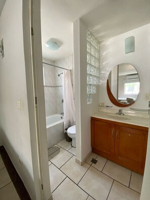 Apartemen Keluarga | Kamar mandi | Kombinasi shower/bathtub, perlengkapan mandi gratis, handuk, dan sabun