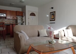 Chambre Simple | Ameublement personnalisé, espace de travail pour ordinateur portable