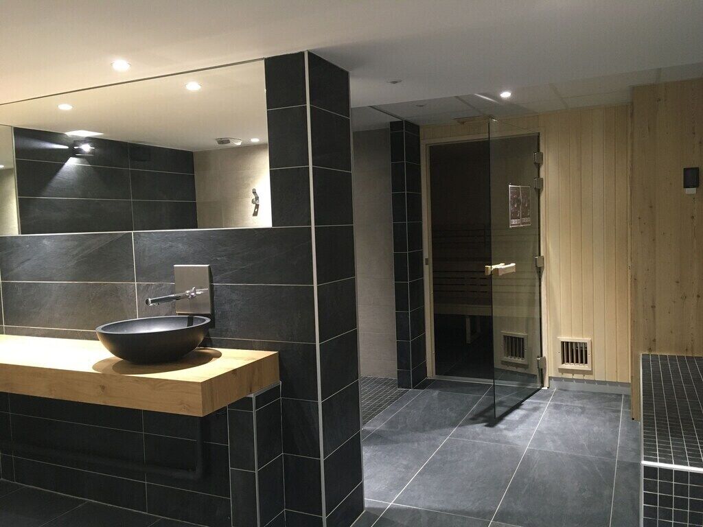 Badewanne, Haartrockner, Handtücher