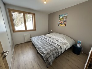 2 bedrooms, iron/ironing board, travel cot, free WiFi