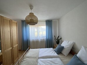 1 habitación, tabla de planchar con plancha y cuna de viaje 