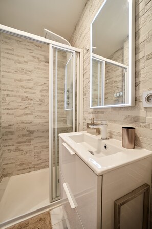 Shower - White Pearl - Elegant & Modern Suite - Centre Amiens (Amiens)